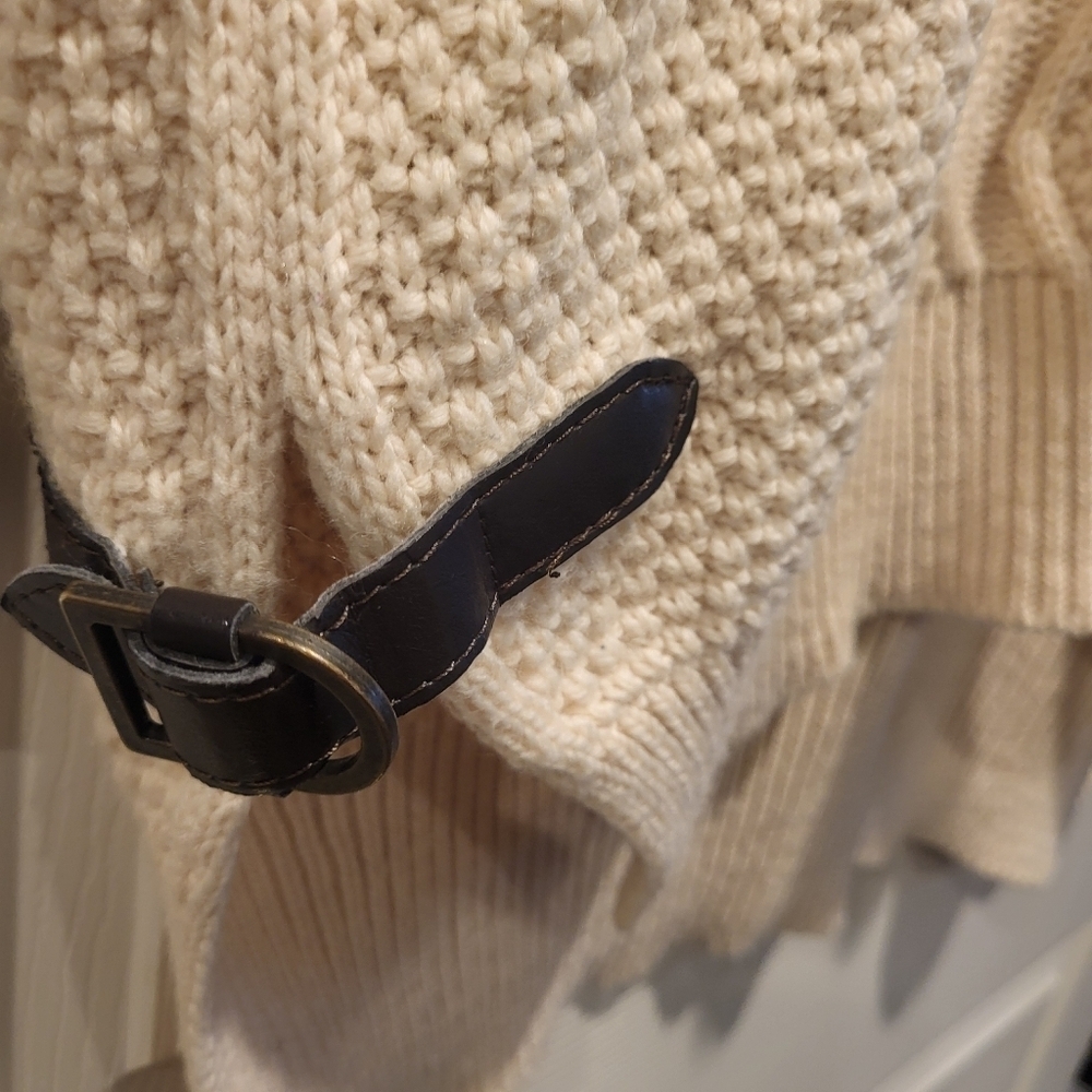 Blarney's Cable Knit Aran Cream Merino Wool Poncho/Cape with buckle details! - Picture 5 of 8